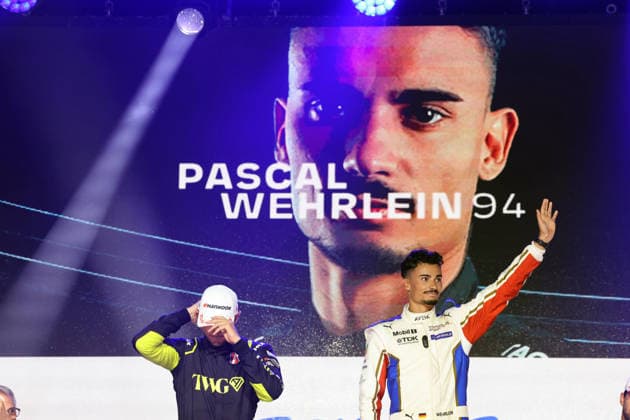 Ein enttäuschter Jake Dennis Zweiter im Rennen 1 und der Meisterschaft sowie Sieger Pascal Wehrlein (GER) Porsche 94 lachend und führender der WM auf dem Podium, FIA Formel E Weltmeisterschaft, Saison 12, London E- Prix, 15.08.2026, Excel Exibition Centre, *** A disappointed Jake Dennis, second in Race 1 and the championship, alongside winner Pascal Wehrlein (GER, Porsche 94), smiling and leading the World Championship, on the podium, FIA Formula E World Championship, Season 12, London E-Prix, August 15, 2026, Excel Exhibition Center,