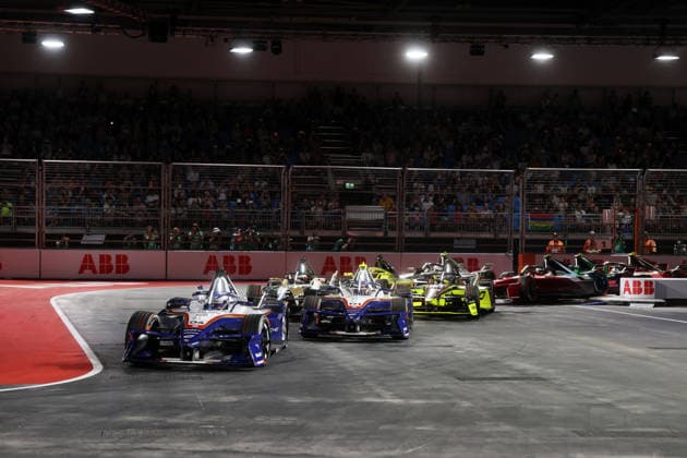 Pascal Wehrlein (GER) Porsche 94 und Nico Mueller (SUI) Porsche 51 führen Rennen 1 nach der 1. Kurve, FIA Formel E Weltmeisterschaft, Saison 12, London E- Prix, 15.08.2026, Excel Exibition Centre *** Pascal Wehrlein (GER) in Porsche 94 and Nico Mueller (SUI) in Porsche 51 lead Race 1 after Turn 1, FIA Formula E World Championship, Season 12, London E-Prix, August 15, 2026, Excel Exhibition Center