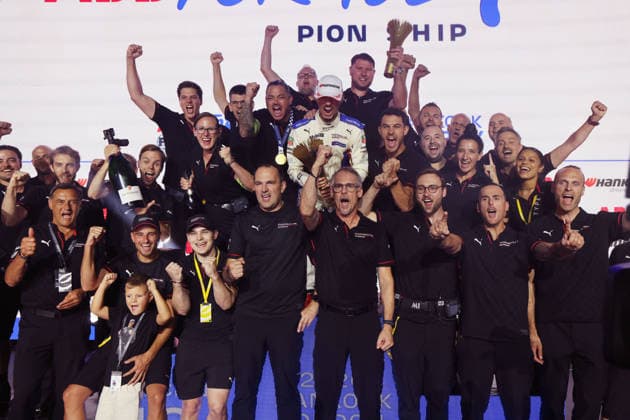 Pascal Wehrlein (GER) Porsche 94 im weissen Overall, Nico Mueller (SUI) Porsche 51, Michael Steiner (GER) Vorstand Porsche AG, David Beckmann (GER) Reservefahrer und Teammitglider beim gemeinsame Siegergruppenbild, Rennen 1, FIA Formel E Weltmeisterschaft, Saison 12, London E- Prix, 15.08.2026, Excel Exibition Centre *** Pascal Wehrlein (GER) in a Porsche 94, wearing a white jumpsuit, Nico Mueller (SUI) in Porsche 51, Michael Steiner (GER), Member of the Executive Board of Porsche AG, and David Beckmann (GER), reserve driver and team member, in the group photo with the winners, Race 1, FIA Formula E World Championship, Season 12, London E-Prix, August 15, 2026, Excel Exhibition Center