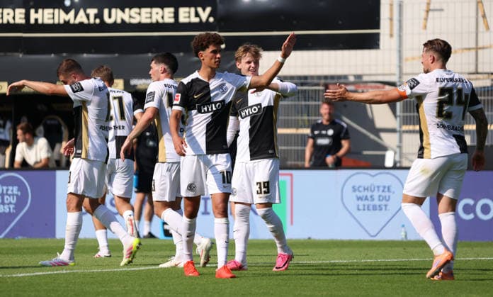 15.08.2026, Fussball, Herren, Testspiel, Saison 2026 2027, SV 07 Elversberg - FC Lorient, Noah Darvich (SV 07 Elversberg), Cole Campbell (SV 07 Elversberg) und Luca Schnellbacher (SV 07 Elversberg) bejubeln ein Tor Elversberg Ursapharm-Arena an der Kaiserlinde Saarland Deutschland (DEU) *** August 15, 2026, Soccer, Men s, Friendly Match, 2026–2027 Season, SV 07 Elversberg vs. FC Lorient; Noah Darvich (SV 07 Elversberg), Cole Campbell (SV 07 Elversberg), and Luca Schnellbacher (SV 07 Elversberg) celebrate a goal at the Elversberg Ursapharm Arena on Kaiserlinde Street, Saarland, Germany (DEU) Copyright: xFabianxKleerx