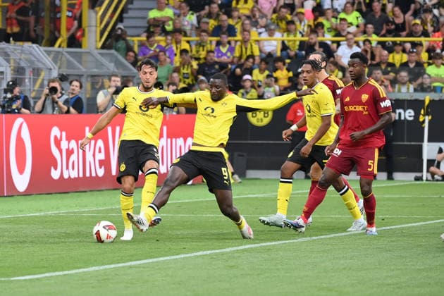 Serhou Guirassy (Borussia Dortmund), mi., erzielt das Tor zum 2:2 15.08.2026, Fussball, Saison 2026 2027, Saisoneröffnung, Testspiel, Borussia Dortmund - AS Rom Dortmund Signal Iduna Park Nordrhein Westfalen Deutschland *** Serhou Guirassy, Borussia Dortmund, scored the goal on August 15, 2026, soccer, 2026–2027 season, season opener, friendly match, Borussia Dortmund vs. AS Roma, Dortmund, Signal Iduna Park, North Rhine-Westphalia, Germany Team2