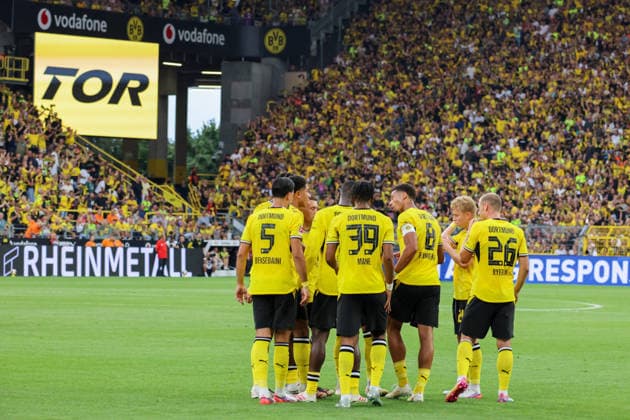 15.08.2026, xfanx, Fussball Testspiel, Borussia Dortmund - AS Roma v.l. Torschütze Serhou Guirassy (BVB), verdeckt im Bild, macht das Tor zum Ausgleich zum 2:2 für Borussia Dortmund und jubelt mit seinen Mannschaftskollegen (DFL DFB REGULATIONS PROHIBIT ANY USE OF PHOTOGRAPHS as IMAGE SEQUENCES and or QUASI-VIDEO) Dortmund *** August 15, 2026, xfanx, Soccer Friendly Match, Borussia Dortmund vs. AS Roma – Goal Scorer Serhou Guirassy (BVB), hidden in the picture, scores the equalizer to make it 2–2 for Borussia Dortmund and celebrates with his teammates. DFL and DFB regulations prohibit any use of photographs as image sequences and or quasi-video. Dortmund