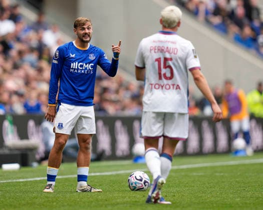 Everton v LOSC, Pre-Season Friendly Kiernan Dewsbury-Hall of Everton gestures to Romain Perraud of Lille OSC during the Everton v LOSC Pre-Season Friendly match at the Hill Dickinson Stadium, Liverpool, England on 15 August 2026 Credit: Steve Flynn Every Second Media Editorial use only. All images are copyright Every Second Media Limited. No images may be reproduced without prior permission. Copyright: xIMAGO EveryxSecondxMediax ESM-2091-0056 StevexFlynnx xEveryxSecondxMediax