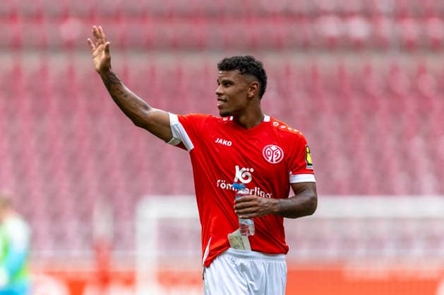 GER, Mainz, Fussball, Testspiel, FSV Mainz 05 vs. AFC Bournemouth im Bild v.l.: Ransford Koeningsdoerffer (FSV Mainz 05 11), lachend, Emotion , winkt in RIchtung Tribuene nach dem Spiel 15.08.2026, MEWA-Arena Mainz DFL DFB REGULATIONS PROHIBIT ANY USE OF PHOTOGRAPHS AS IMAGE SEQUENCES AND OR QUASI-VIDEO, *** GER, Mainz, Soccer, Friendly Match, FSV Mainz 05 vs. AFC Bournemouth: Photo shows, from left to right, Ransford Koeningsdoerffer of FSV Mainz 05 (No. 11), smiling and waving toward the stands after the game on August 15, 2026, MEWA Arena, Mainz. DFL and DFB regulations prohibit any use of photographs as image sequences and or quasi-video, Copyright: HMBxMedia PaulxFritz