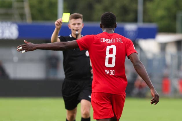 15.08.2026, Fussball, Herren, Regionalliga Nord, 4. Spieltag, BSV Kickers Emden - Eimsbütteler TV Abdul-Malik Yago (8 Eimsbütteler TV) sieht von Schiedsrichter Maximilian Nie-Hoegen die gelbe Karte *** August 15, 2026, Soccer, Men s, Regionalliga Nord, Matchday 4, BSV Kickers Emden vs. Eimsbütteler TV, Abdul Malik Yago 8; Eimsbütteler TV receives a yellow card from referee Maximilian Nie Hoegen