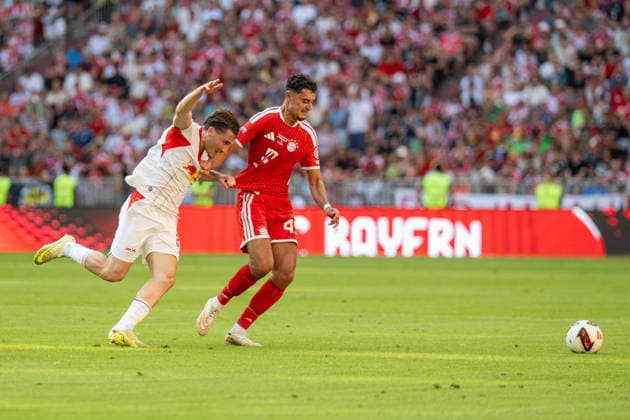 Rocco Reitz 20 (RB Leipzig) im Zweikampf mit Aleksandar Pavlovic 45 (FC Bayern Muenchen), FC Bayern Muenchen - RB Leipzig, Fussball, Telekom Cup, Freundschaftsspiel, 15.08.2026 DFB regulations prohibit any use of photographs as image sequences and or quasi-video Muenchen Bayern Deutschland *** Rocco Reitz (20, RB Leipzig) in a tackle with Aleksandar Pavlovic (45, FC Bayern Munich), FC Bayern Munich vs. RB Leipzig, soccer, Telekom Cup, friendly match, August 15, 2026. DFB regulations prohibit any use of photographs as image sequences and or quasi-video. Munich, Bayern, Germany Copyright: xkolbert-press UlrichxGamelx