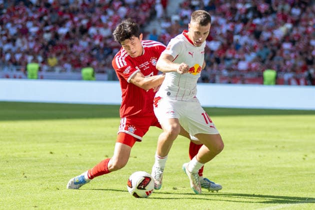 Minjae Kim 3 (FC Bayern Muenchen) im Zweikampf mit Brajan Gruda 10 (RB Leipzig), FC Bayern Muenchen - RB Leipzig, Fussball, Telekom Cup, Freundschaftsspiel, 15.08.2026 DFB regulations prohibit any use of photographs as image sequences and or quasi-video Muenchen Bayern Deutschland *** Minjae Kim 3 (FC Bayern Munich) in a tackle with Brajan Gruda 10 (RB Leipzig), FC Bayern Munich, RB Leipzig, soccer, Telekom Cup, friendly match, August 15, 2026. DFB regulations prohibit any use of photographs as image sequences and or quasi-video. Munich, Bayern, Germany Copyright: xkolbert-press UlrichxGamelx