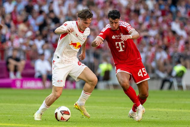 Rocco Reitz 20 (RB Leipzig) im Zweikampf mit Aleksandar Pavlovic 45 (FC Bayern Muenchen), FC Bayern Muenchen - RB Leipzig, Fussball, Telekom Cup, Freundschaftsspiel, 15.08.2026 DFB regulations prohibit any use of photographs as image sequences and or quasi-video Muenchen Bayern Deutschland *** Rocco Reitz (20, RB Leipzig) in a tackle with Aleksandar Pavlovic (45, FC Bayern Munich), FC Bayern Munich vs. RB Leipzig, soccer, Telekom Cup, friendly match, August 15, 2026. DFB regulations prohibit any use of photographs as image sequences and or quasi-video. Munich, Bayern, Germany Copyright: xkolbert-press UlrichxGamelx
