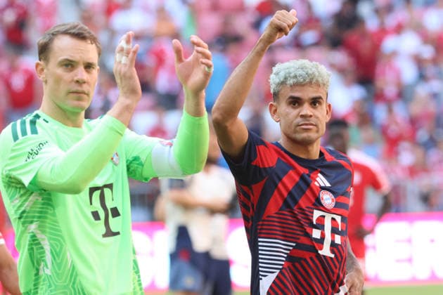 1 Manuel Neuer und 14 Luis Diaz (FCB) bedanken sich am Spielende bei den Fans, Portraet, Portrait, Fussball Telekom Cup FC Bayern München - RB Leipzig 15.08.2026 Allianz Arena FOTO: Mladen Lackovic LakoPress *** 1 Manuel Neuer and 14 Luis Diaz of FCB thank the fans at the end of the game; portrait, soccer, Telekom Cup, FC Bayern Munich, RB Leipzig, August 15, 2026, Allianz Arena; PHOTO: Mladen Lackovic, LakoPress