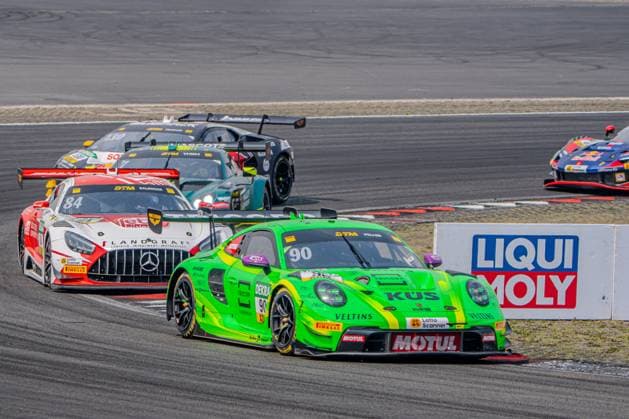 Ricardo Fellers neongrüner Porsche 911 GT3 R 90 von Manthey Racing führt ein dichtes Fahrerfeld durch eine Kurve am Nürburgring. Dahinter folgen unter anderem der Mercedes-AMG GT3 84 von Tom Kalender (Mercedes-AMG Team Landgraf) sowie weitere DTM-Fahrzeuge. Porsche 911 GT3 R 90 von Ricardo Feller (Manthey Racing) führt DTM-Feld am Nürburgring *** Ricardo Feller’s neon-green Porsche 911 GT3 R 90 from Manthey Racing leads a tightly packed field of drivers through a turn at the Nürburgring. Behind him are, among others, the Mercedes-AMG GT3 84 driven by Tom Kalender of Mercedes-AMG Team Landgraf, as well as other DTM cars, including the Porsche 911 GT3 R 90 driven by Ricardo Feller of Manthey Racing leads the DTM field at the Nürburgring Copyright: xMichaelxSchäferx