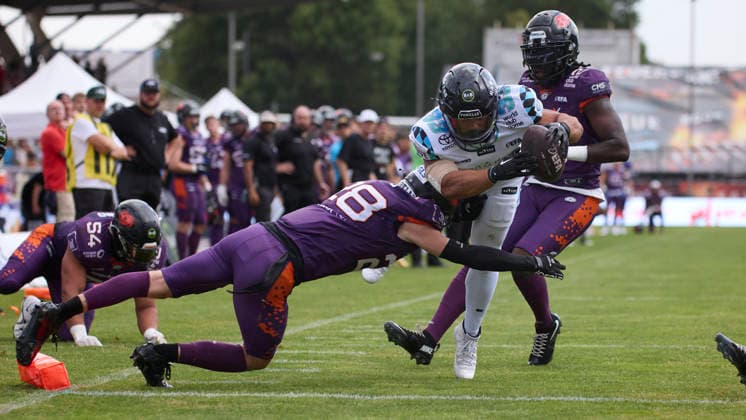 Munich Ravens - Frankfurt Galaxy, American Football, European Football Alliance (EFA), Saison 2026, Play-Off, 15.08.2026. 33 Justin Rodney (RB, Munich Ravens) erzielt einen Touchdown im EFA BIG4 Halbfinale zwischen Frankfurt Galaxy und Munich Ravens in Frankfurt am Main, Deutschland. Hessen Deutschland *** Munich Ravens vs. Frankfurt Galaxy, American Football, European Football Alliance (EFA), 2026 Season, Playoffs, August 15, 2026: Justin Rodney (No. 33), RB for the Munich Ravens, scores a touchdown in the EFA BIG4 semifinal between the Frankfurt Galaxy and the Munich Ravens in Frankfurt am Main, Hesse, Germany FGY-MRA_SCHRICK_SK2_4418