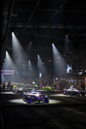 Startaufstellung, Scheinwerfer bestrahlen Autos, Pascal Wehrlein (Porsche Formula E Team, 94) startet von Pole, ABB FIA Formula E World Championship, WM, Weltmeisterschaft London e-Prix 2026, Vereinigtes Koenigreich, Saison 12 2025 26, Runde 16, 15.07.2026, ABB FIA Formula E World Championship, London e-Prix 2026, Vereinigtes Koenigreich, Saison 12 2025 26, Runde 16, 15.07.2026 London *** Starting grid, spotlights shining on the cars, Pascal Wehrlein of the Porsche Formula E Team, No. 94 starting from pole position, ABB FIA Formula E World Championship, 2026 London ePrix, United Kingdom, Season 12 (2025–26), Round 16, July 15, 2026, ABB FIA Formula E World Championship, 2026 London ePrix, United Kingdom, Season 12 (2025–26), Round 16, July 15, 2026, London Copyright: xEibner-Pressefoto LauraxRoemerx EP_LRR