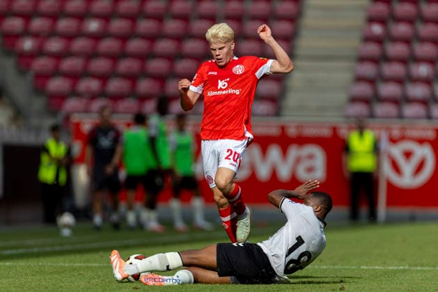 GER, Mainz, Fussball, Testspiel, FSV Mainz 05 vs. AFC Bournemouth im Bild v.l.: Otto Ruoppi (FSV Mainz 05 20), Bafode Diakite (AFC Bournemouth 18), Zweikampf 15.08.2026, MEWA-Arena Mainz DFL DFB REGULATIONS PROHIBIT ANY USE OF PHOTOGRAPHS AS IMAGE SEQUENCES AND OR QUASI-VIDEO, *** GER, Mainz, Soccer, Friendly Match, FSV Mainz 05 vs. AFC Bournemouth (pictured, from left: Otto Ruoppi, FSV Mainz 05 20), Bafode Diakite, AFC Bournemouth 18, tackle, August 15, 2026, MEWA Arena, Mainz. DFL and DFB regulations prohibit any use of photographs as image sequences and or quasi-video, Copyright: HMBxMedia PaulxFritz