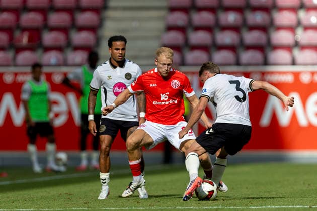 GER, Mainz, Fussball, Testspiel, FSV Mainz 05 vs. AFC Bournemouth im Bild v.l.: Andreas Hanche Olsen (FSV Mainz 05 25), Adrien Truffert (AFC Bournemouth 03), Zweikampf 15.08.2026, MEWA-Arena Mainz DFL DFB REGULATIONS PROHIBIT ANY USE OF PHOTOGRAPHS AS IMAGE SEQUENCES AND OR QUASI-VIDEO, *** GER, Mainz, Soccer, Friendly Match, FSV Mainz 05 vs. AFC Bournemouth (pictured, from left): Andreas Hanche Olsen (FSV Mainz 05, 25), Adrien Truffert, AFC Bournemouth 03, tackle, August 15, 2026, MEWA Arena, Mainz. DFL and DFB regulations prohibit any use of photographs as image sequences and or quasi-video, Copyright: HMBxMedia PaulxFritz