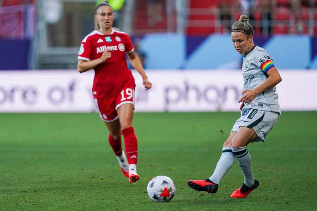 Svenja Huth (VfL Wolfsburg, 10) klaert vor Katharina Naschenweng (FC Bayern Muenchen, 19), FC Bayern München vs. VfL Wolfsburg, Fussball, Google Pixel Supercup der Frauen, , Saison 2026 2027, 14.08.2026, FC Bayern München vs. VfL Wolfsburg, Fussball, Google Pixel Supercup der Frauen, , Saison 2026 2027, 14.08.2026 Ingolstadt *** Svenja Huth (VfL Wolfsburg), 10, makes a save against Katharina Naschenweng (FC Bayern Munich), 19, FC Bayern Munich vs. VfL Wolfsburg, Soccer, Google Pixel Women s Super Cup, , 2026–2027 Season, August 14, 2026, FC Bayern Munich vs. VfL Wolfsburg, Soccer, Google Pixel Women’s Super Cup, , 2026–2027 season, August 14, 2026, Ingolstadt Copyright: xEibner-Pressefoto ChristianxLangx EP_CLG