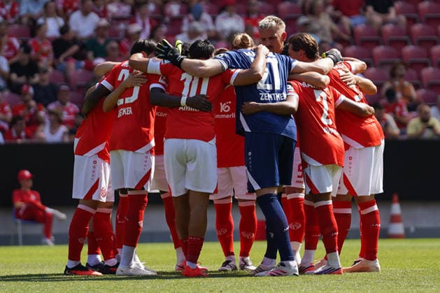 Deutschland: Fussball Freundschaftsspiel 1. FSV Mainz 05 vs AFC Bournemouth Mewa Arena (Mainz): Mannschaftsfoto, Totale FSV Mainz 05 *** Germany Soccer Friendly Match 1: FSV Mainz 05 vs. AFC Bournemouth at Mewa Arena, Mainz—Team Photo, Wide Shot of FSV Mainz 05 Copyright: xTobiasxWentzellx