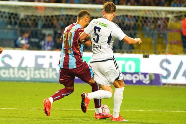 ISTANBUL, TURKEY - AUGUST 15: Jakob Jessen (5) of Kaimpasa and Mohamed Salah (L) of Trabzonspor battle for the ball during the Turkish Super League 2026 27 match between Kasimpasa SK and Trabzonspor at Recep Tayyip Erdogan Stadium on August 15, 2026 in Istanbul, Turkey. Istanbul Kasimpasa Turkey Copyright: xSeskimphotox Kasimpasa-Trabzonspor-1508 (185)