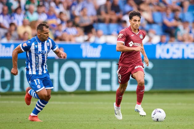 August 15, 2026, Vitoria, Alaba, Spain: Jonathan Castro Jonny Otto of Deportivo Alaves competes for the ball with Ramon Terrats of Getafe CF during the LaLiga EA Sports match between Deportivo Alaves and Getafe CF at Mendizorrotza on August 15, 2026, in Vitoria, Spain. Vitoria Spain - ZUMAa181 20260815_zaa_a181_016 Copyright: xRicardoxLarreinax