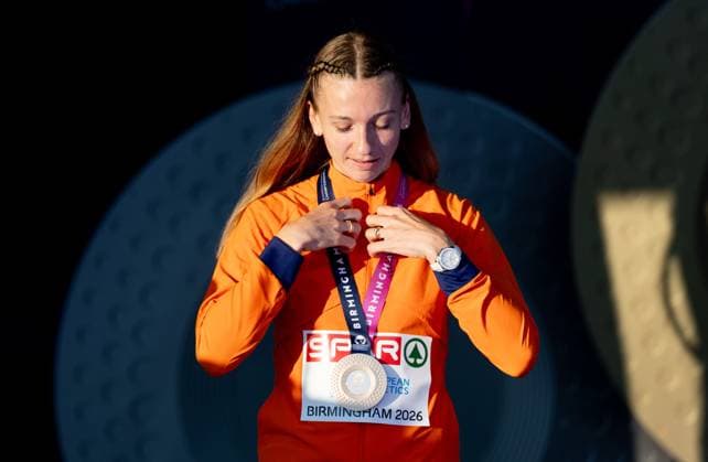 BIRMINGHAM - Femke Broeders-Bol with the bronze medal during the medal ceremony for the 800 meters on the sixth day of the European Athletics Championships. IRIS VAN DEN BROEK ANP xVIxANPxSportx xxANPxIVx 565551209 originalFilename: 565551209.jpg