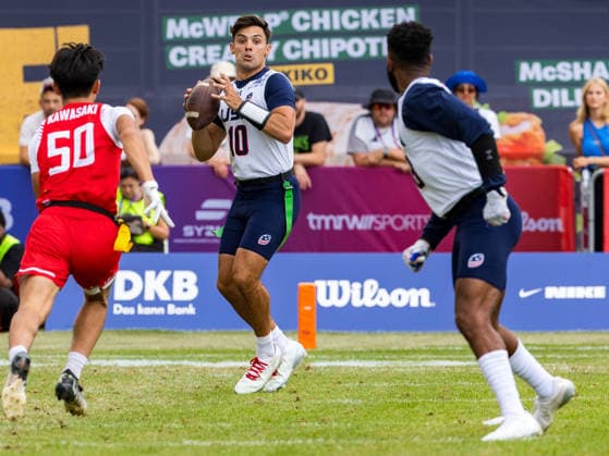 10 Nicholas Nico Casares (QB) Team USA Men search a target. Team Japan Men vs Team USA Men, Flag Football , IFAF, WM, 2026, 13.08-16.08.26, Düsseldorf Flag Football Komplex Düsseldor Germany Copyright: xPFA ChristopherxMettkenx