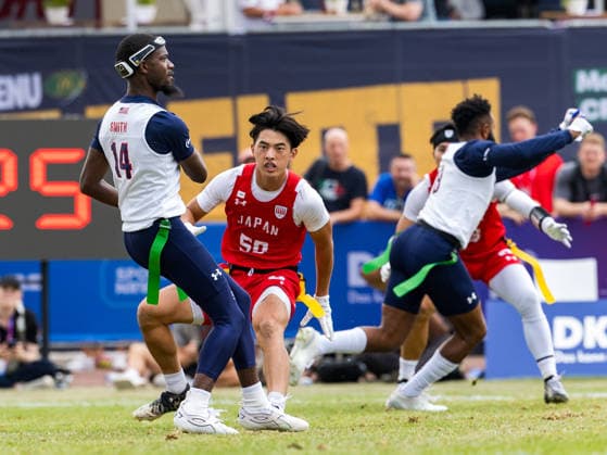 14 Laderrick Pablo Smith (ATH) Team USA Men pass the ball. 50 KO KAWASAKI ( DB WR ) Team Japan Men to late for a tackle Team Japan Men vs Team USA Men, Flag Football , IFAF, WM, 2026, 13.08-16.08.26, Düsseldorf Flag Football Komplex Düsseldor Germany Copyright: xPFA ChristopherxMettkenx