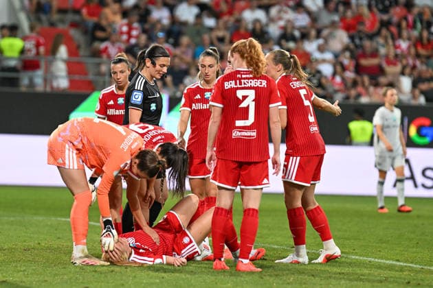 Fußball I Frauen I Saison 2026-2027 I Supercup I FC Bayern München - VfL Wolfsburg I 15.08.2026 Schiedsrichterin Angelika Söder bleibt bei der verletzten Glodis Viggosdottir (4, FC Bayern München) stehen Ingolstadt Audi Sportpark Bayern Deutschland *** Soccer I Women s I 2026–2027 Season I Super Cup I FC Bayern Munich vs. VfL Wolfsburg I August 15, 2026 Referee Angelika Söder will take over for the injured Glodis Viggosdottir 4, FC Bayern Munich vs. Ingolstadt at Audi Sportpark, Bavaria, Germany Copyright: xLobeca InesxHähnelx