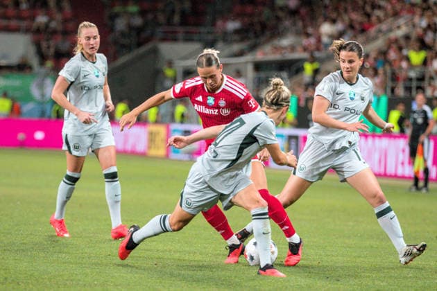 15.08.2026 Fußball Frauen 2026 2027 Google Pixel Supercup der Frauen FC Bayern München - VfL Wolfsburg Audi Sportpark Ingolstadt Klara Bühl (München, 17, rot) im Duell mit Svenja Huth (Wolfsburg, 10, grau). Ingolstadt Bayern Deutschland *** August 15, 2026 Women s Soccer 2026 2027 Google Pixel Women s Super Cup FC Bayern Munich VfL Wolfsburg Audi Sportpark Ingolstadt Klara Bühl (Munich, 17, in red) goes head-to-head with Svenja Huth (Wolfsburg, 10, in gray) Ingolstadt Bavaria Germany