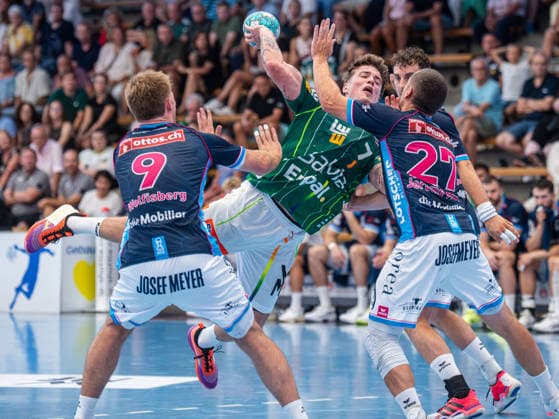 Victor Kloeve (Frisch Auf Goeppingen, 07) liegt quer in der Luft und wird von Jerome Mueller (HC Kriens-Luzern, 27) und Valentin Wolfisberg (HC Kriens-Luzern, 09) bedraengt, Frisch Auf Goeppingen vs. HC Kriens-Luzern, Handball, Players Night, Herren, Spielzeit 2026 2027, 15.08.2026, Frisch Auf Goeppingen vs. HC Kriens-Luzern, Handball, Players Night, Herren, Spielzeit 2026 2027, 15.08.2026 Goeppingen *** Victor Kloeve of Frisch Auf Göppingen, No. 07 is hanging in the air and is being pressured by Jerome Mueller (HC Kriens Lucerne, No. 27) and Valentin Wolfisberg (HC Kriens Lucerne, No. 09), Frisch Auf Goeppingen vs. HC Kriens Lucerne, Handball, Players Night, Men’s, 2026–2027 season, August 15, 2026, Frisch Auf Goeppingen vs. HC Kriens Lucerne, Handball, Players Night, Men’s, 2026–2027 season, August 15, 2026, Goeppingen Copyright: xEibner-Pressefoto MichaelxSchmidx EP_MST
