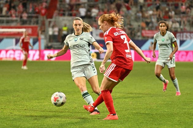 Fußball I Frauen I Saison 2026-2027 I Supercup I FC Bayern München - VfL Wolfsburg I 15.08.2026 Lara Prasnikar (9, VfL Wolfsburg), Stine Ballisager Pedersen (3, FC Bayern München) spielt den Ball Ingolstadt Audi Sportpark Bayern Deutschland *** Soccer I Women s I 2026–2027 Season I Super Cup I FC Bayern Munich vs. VfL Wolfsburg I August 15, 2026 Lara Prasnikar 9, VfL Wolfsburg, Stine Ballisager Pedersen 3, FC Bayern Munich plays the ball at Ingolstadt’s Audi Sportpark, Bavaria, Germany Copyright: xLobeca InesxHähnelx