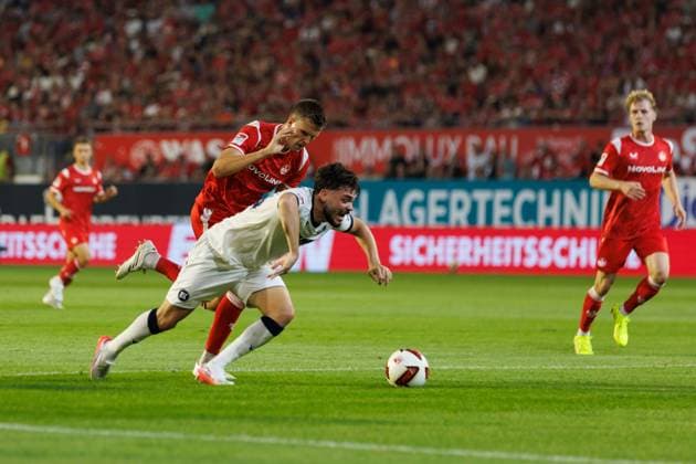Lilian Egloff (Karlsruher SC) fällt zu leicht gegen Fabian Kunze (1.FC Kaiserslautern), Aktion Action 1.FC Kaiserslautern vs Karlsruher SC, Fussball, 2. Bundesliga, 02. Spieltag, Saison 2026 2027, 15.08.2026 1.FC Kaiserslautern vs Karlsruher SC, Fussball, 2. Bundesliga, 02. Spieltag, Saison 2026 2027, 15.08.2026 *** Lilian Egloff of Karlsruher SC is easily beaten by Fabian Kunze of 1 FC Kaiserslautern, Action: 1 FC Kaiserslautern vs. Karlsruher SC, Soccer, 2. Bundesliga, Matchday 2, 2026–2027 Season, August 15, 2026, 1 FC Kaiserslautern vs. Karlsruher SC, Soccer, 2. Bundesliga, Matchday 2, 2026–2027 Season, August 15, 2026 Copyright: xEibnerxPressefotox EP_ANS