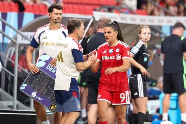 Cheftrainer Jose Barcala (FC Bayern Muenchen Frauen) klatscht Jovana Damnjanovic 9 (FC Bayern Muenchen Frauen) bei ihrer Auswechslung ab, FC Bayern Muenchen Frauen vs. VfL Wolfsburg Frauen, Fussball, Frauen, Google Pixel Supercup 2026, Saison 2026 2027, 15.08.2026 DFB regulations prohibit any use of photographs as image sequences and or quasi-video Ingolstadt Bayern Deutschland *** Head Coach Jose Barcala of FC Bayern Munich Women high-fives Jovana Damnjanovic (No. 9) as she is substituted out, FC Bayern Munich Women vs. VfL Wolfsburg Women, Soccer, Women s Soccer, Google Pixel Super Cup 2026, 2026–2027 season, August 15, 2026. DFB regulations prohibit any use of photographs as image sequences and or quasi-video. Ingolstadt, Bavaria, Germany Copyright: xkolbert-press MartinxAgüerax
