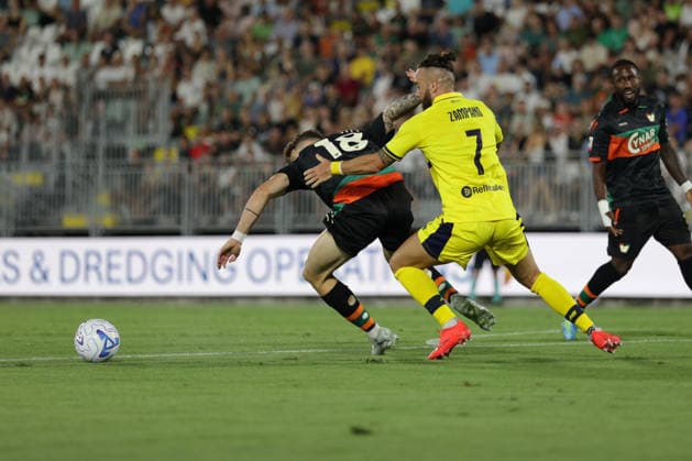 Venezia s Antoine Hainaut in action against Modena s Francesco Zampano during the Frecciarossa Italian Cup 2026 2027 Round of 32 soccer match between Venezia and Modena at Penzo stadium in Venice, Italy - August 15, 2026 - Soccer  Copyright: xMattiaxRadoni LaPressex