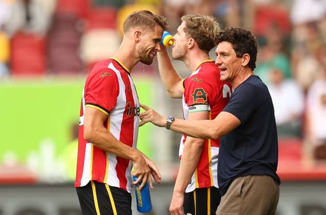 Keith Andrews head coach of Brentford instructs Kristoffer Ajer of Brentford Brentford v Eintracht Frankfurt, Pre Season Friendly, Football, Gtech Community Stadium, London, UK - 15 Aug 2026London Gtech Community Stadium United Kingdom EDITORIAL USE ONLY No use with unauthorised audio, video, data, fixture lists, club league logos or live services. Online in-match use limited to 120 images, no video emulation. No use in betting, games or single club league player publications.  Copyright: xMichaelxZemanek Shutterstockx 17070130do