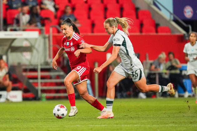 Jovana Damnjanovic (FC Bayern Muenchen, 09) im Zweikampf mit Weronika Arasniewicz (VfL Wolfsburg, 15), FC Bayern München vs. VfL Wolfsburg, Fussball, Google Pixel Supercup der Frauen, , Saison 2026 2027, 14.08.2026, FC Bayern München vs. VfL Wolfsburg, Fussball, Google Pixel Supercup der Frauen, , Saison 2026 2027, 14.08.2026 Ingolstadt *** Jovana Damnjanovic, FC Bayern Munich, No. 9, in a tackle with Weronika Arasniewicz, VfL Wolfsburg, No. 15, FC Bayern Munich vs. VfL Wolfsburg, Soccer, Google Pixel Women s Super Cup, 2026–2027 season, August 14, 2026, FC Bayern Munich vs. VfL Wolfsburg, soccer, Google Pixel Women’s Super Cup, , 2026–2027 season, August 14, 2026, Ingolstadt Copyright: xEibner-Pressefoto ChristianxLangx EP_CLG