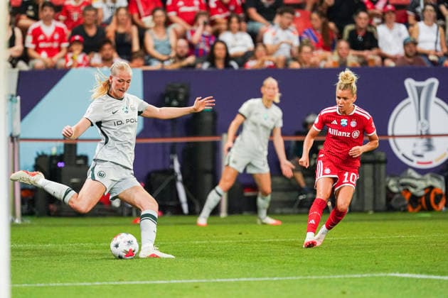 Camilla Kuever (VfL Wolfsburg, 16) klaert im Strafraum vor Linda Dallmann (FC Bayern Muenchen, 10), FC Bayern München vs. VfL Wolfsburg, Fussball, Google Pixel Supercup der Frauen, , Saison 2026 2027, 14.08.2026, FC Bayern München vs. VfL Wolfsburg, Fussball, Google Pixel Supercup der Frauen, , Saison 2026 2027, 14.08.2026 Ingolstadt *** Camilla Kuever (VfL Wolfsburg), No. 16, clears the ball in the penalty area in front of Linda Dallmann (FC Bayern Munich), No. 10, FC Bayern Munich vs. VfL Wolfsburg, Soccer, Google Pixel Women s Super Cup, , 2026–2027 season, August 14, 2026, FC Bayern Munich vs. VfL Wolfsburg, Soccer, Google Pixel Women’s Super Cup, , 2026–2027 season, August 14, 2026, Ingolstadt Copyright: xEibner-Pressefoto ChristianxLangx EP_CLG