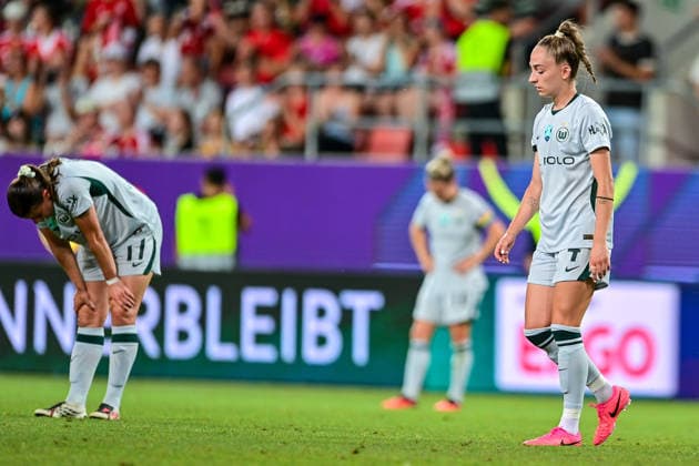 v.li.: Katharina Piljic (Wolfsburg, 17) und Sophia Kleinherne (Wolfsburg, 4) nach Spielende enttaeuscht schauend, Enttaeuschung, Frustration, disappointed, pessimistisch, 15.08.2026, Ingolstadt (Deutschland), Fussball, Google Pixel Supercup, FC Bayern München - VfL Wolfsburg, DFB DFL REGULATIONS PROHIBIT ANY USE OF PHOTOGRAPHS AS IMAGE SEQUENCES AND OR QUASI-VIDEO. *** From left: Katharina Piljic (Wolfsburg), 17, and Sophia Kleinherne (Wolfsburg), 4, looking disappointed after the game; disappointment, frustration, pessimism, August 15, 2026, Ingolstadt, Germany, soccer, Google Pixel Super Cup, FC Bayern Munich vs. VfL Wolfsburg, DFB and DFL regulations prohibit any use of photographs as image sequences and or quasi-video xslx