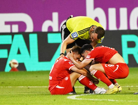 Fussball - 2. Bundesliga - Saison 2026 27 1. FC Kaiserslautern 15.08.2026 Fritz-Walter-Stadion 1. FC Kaiserslautern (fck) - Karlsruher SC (ksc) Naatan SKYTTAE (1. FC Kaiserslautern), li, Schiedsrichter Richard HEMPEL, mi, Semih SAHIN (1. FC Kaiserslautern), re, nach Verletzung von Naatan SKYTTAE (1. FC Kaiserslautern) 1. FC Kaiserslautern *** Soccer, 2. Bundesliga, 2026–27 Season, August 15, 2026, Fritz Walter Stadium, 1. FC Kaiserslautern (FCK) vs. Karlsruher SC (KSC), Naatan SKYTTAE (1. FC Kaiserslautern), left, Referee Richard HEMPEL, center, Semih SAHIN 1 FC Kaiserslautern, right, after Naatan SKYTTAE’s injury 1 FC Kaiserslautern 1 FC Kaiserslautern