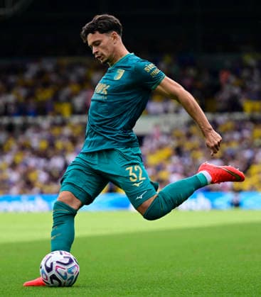 Leeds United v FC Augsburg Pre-Season Friendly FC Augsburg s Fabian Rieder crosses the ball during the Pre-Season Friendly match at Elland Road, Leeds 15 08 2026 UK Newspapers OUT Copyright: xChrisxNuttonx FIL-23780-0039