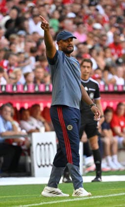 Trainer Coach Vincent Kompany FC Bayern Muenchen FCB am Spielfeldrand Gestik Geste FC Bayern Muenchen FCB vs RB Leipzig RBL Telekom Cup 15.08.2026 DFL REGULATIONS PROHIBIT ANY USE OF PHOTOGRAPHS AS IMAGE SEQUENCES AND OR QUASI-VIDEO FC Bayern Muenchen FCB vs RB Leipzig RBL *** Coach Vincent Kompany of FC Bayern Munich (FCB) on the sidelines, gesturing, during the match between FC Bayern Munich (FCB) and RB Leipzig (RBL) at the Telekom Cup on August 15, 2026. DFL regulations prohibit any use of photographs as image sequences and or QUASI VIDEO FC Bayern Munich FCB vs. RB Leipzig RBL