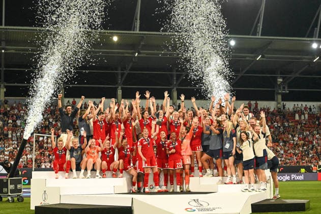 Fußball I Frauen I Saison 2026-2027 I Supercup I FC Bayern München - VfL Wolfsburg I 15.08.2026 Supercupsieger FC Bayern München, Glodis Viggosdottir (4, FC Bayern München) streckt den Pokal im Konfettiregen in die Höhe Ingolstadt Audi Sportpark Bayern Deutschland *** Soccer I Women s I 2026–2027 Season I Super Cup I FC Bayern Munich vs. VfL Wolfsburg I August 15, 2026 Super Cup champion FC Bayern Munich, Glodis Viggosdottir 4; FC Bayern Munich raises the trophy high amid a shower of confetti at Audi Sportpark in Ingolstadt, Bavaria, Germany Copyright: xLobeca InesxHähnelx