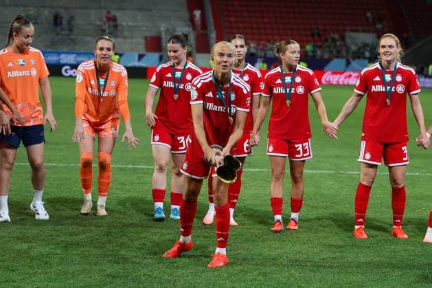 Die Frauen des FC Bayern Muenchen bei der Siegerehrung nach dem Gewinn des Google Pixel Supercup 2026, Freude, Emotion, Jubel, Pernille Harder 21 (FC Bayern Muenchen Frauen) mit Pokal, FC Bayern Muenchen Frauen vs. VfL Wolfsburg Frauen, Fussball, Frauen, Google Pixel Supercup 2026, Saison 2026 2027, 15.08.2026 DFB regulations prohibit any use of photographs as image sequences and or quasi-video Ingolstadt Bayern Deutschland *** The FC Bayern Munich women s team at the award ceremony after winning the 2026 Google Pixel Super Cup: joy, emotion, celebration, Pernille Harder 21, FC Bayern Munich Women with the trophy, FC Bayern Munich Women vs. VfL Wolfsburg Women, soccer, women, 2026 Google Pixel Super Cup, 2026–2027 season, August 15, 2026. DFB regulations prohibit any use of photographs as image sequences and or quasi-video. Ingolstadt, Bavaria, Germany Copyright: xkolbert-press MartinxAgüerax