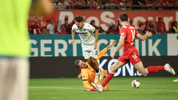15.08.2026, xrekx, Fussball 2.Bundesliga, 1.FC Kaiserslautern - Karlsruher SC v.l. Julian Krahl (1.FC Kaiserslautern) Rafael Pinto Pedrosa (Karlsruher SC) Zusammenstoss verletzt, Verletzung, Schmerz, Schmerzen, injured, injury, pain, pains (DFL DFB REGULATIONS PROHIBIT ANY USE OF PHOTOGRAPHS as IMAGE SEQUENCES and or QUASI-VIDEO) Kaiserslautern *** August 15, 2026, xrekx, Soccer 2. Bundesliga, 1. FC Kaiserslautern vs. Karlsruher SC – Julian Krahl (1. FC Kaiserslautern) and Rafael Pinto Pedrosa (Karlsruher SC) collide; injury, pain, pains, injured, injury, pain, pains DFL DFB REGULATIONS PROHIBIT ANY USE OF PHOTOGRAPHS as IMAGE SEQUENCES and or QUASI-VIDEO Kaiserslautern