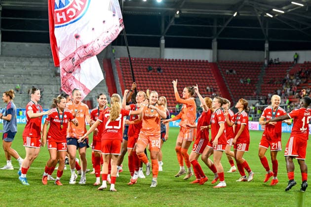 die Spielerinnen des FC Bayernfeiern den Gewinn des Google Pixel Supercup 2026, Freude, freundlich, froehlich, strahlend, optimistisch, 15.08.2026, Ingolstadt (Deutschland), Fussball, Google Pixel Supercup, FC Bayern München - VfL Wolfsburg, DFB DFL REGULATIONS PROHIBIT ANY USE OF PHOTOGRAPHS AS IMAGE SEQUENCES AND OR QUASI-VIDEO. *** The FC Bayern women s soccer players celebrate winning the 2026 Google Pixel Supercup; joy, friendly, cheerful, beaming, optimistic, August 15, 2026, Ingolstadt, Germany, soccer, Google Pixel Supercup, FC Bayern Munich vs. VfL Wolfsburg, DFB and DFL regulations prohibit any use of photographs as image sequences and or quasi-video xslx