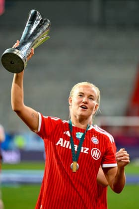 Pernille HARDER (FC Bayern Muenchen, FCB, 21) hebt den Pokal in die Höhe, 15.08.2026, Ingolstadt (Deutschland), Fussball, Google Pixel Supercup, FC Bayern München - VfL Wolfsburg, DFB DFL REGULATIONS PROHIBIT ANY USE OF PHOTOGRAPHS AS IMAGE SEQUENCES AND OR QUASI-VIDEO. *** Pernille HARDER of FC Bayern Munich (FCB), No. 21, lifts the trophy, August 15, 2026, Ingolstadt, Germany, soccer, Google Pixel Super Cup, FC Bayern Munich vs. VfL Wolfsburg, DFB and DFL regulations prohibit any use of photographs as image sequences and or quasi-video xslx