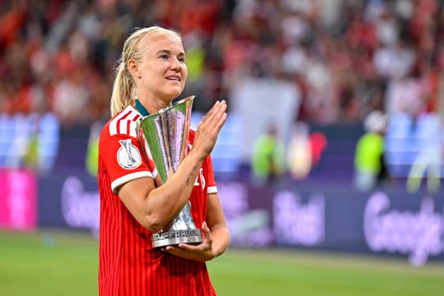 Pernille HARDER (FC Bayern Muenchen, FCB, 21) bedankt sich bei den Fans, bedanken, Dank, Feiern, optimistisch, 15.08.2026, Ingolstadt (Deutschland), Fussball, Google Pixel Supercup, FC Bayern München - VfL Wolfsburg, DFB DFL REGULATIONS PROHIBIT ANY USE OF PHOTOGRAPHS AS IMAGE SEQUENCES AND OR QUASI-VIDEO. *** Pernille HARDER, FC Bayern Munich, FCB, 21, thanks the fans, thank, thanks, celebrate, optimistic, August 15, 2026, Ingolstadt, Germany, soccer, Google Pixel Super Cup, FC Bayern Munich vs. VfL Wolfsburg, DFB and DFL regulations prohibit any use of photographs as image sequences and or quasi-video xslx