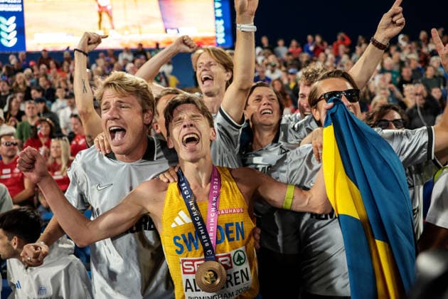 2026 European Athletics Championships, Alexander Stadium, Birmingham, England 15 8 2026 Men™s 10,000m Final Sweden™s Andreas Almgren celebrates with his team he wins gold Andreas Almgren celebrates with his team he wins gold 15 8 2026  Copyright: xx MT2_5717