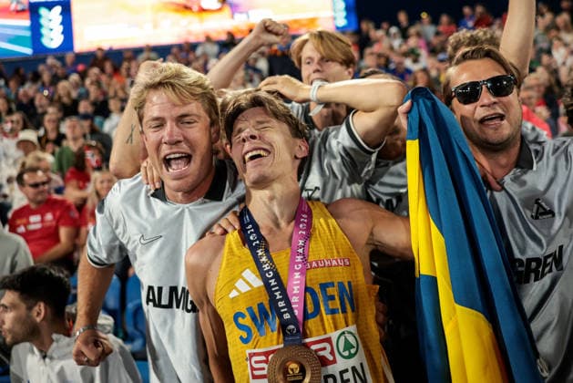 2026 European Athletics Championships, Alexander Stadium, Birmingham, England 15 8 2026 Men™s 10,000m Final Sweden™s Andreas Almgren celebrates with his team he wins gold Andreas Almgren celebrates with his team he wins gold 15 8 2026  Copyright: xx MT2_5719