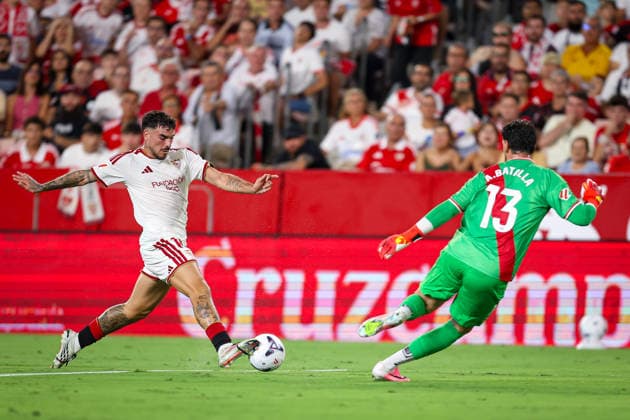 ESP: Matchday 1 LaLiga EA Sports Sevilla FC v Rayo Vallecano Isaac Romero of Sevilla FC competing for the ball in the La Liga EA Sports match between Sevilla FC and Rayo Vallecano at Estadio Ramon Sanchez Pizjuan in Seville, Spain, on August 15, 2026. Seville Spain Sevilla Spain *** ESP Matchday 1 LaLiga EA Sports Sevilla FC vs. Rayo Vallecano Isaac Romero of Sevilla FC competing for the ball in the LaLiga EA Sports match between Sevilla FC and Rayo Vallecano at Estadio Ramón Sánchez Pizjuán in Seville, Spain, on August 15, 2026 Seville Spain Seville Spain Copyright: xRAFAELxROMANx