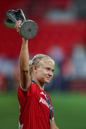 GER, Ingolstadt, Bayern München vs VfL Wolfsburg, DFB, Google Pixel Supercup der Frauen, Fussball, Spielzeit 2026 2027, Audi-Sportpark, Finale im Bild: FC Bayern München Frauen gewinnen den Supercup der Frauen, gewinnen das Finale nach 3:0 Toren gegen Wolfsburg, Jubel, Freude und Emotionen mit dem Pokal, Pernille Harder (FC Bayern München Frauen 21), hochkant DFB DFL REGULATIONS PROHIBIT ANY USE OF PHOTOGRAPHS AS IMAGE SEQUENCES AND OR QUASI-VIDEO, 15.08.2026 *** GER, Ingolstadt, Bayern Munich vs. VfL Wolfsburg, DFB, Google Pixel Women’s Super Cup, Soccer, 2026–2027 Season, Audi Sportpark, Final in Pictures: FC Bayern Munich Women win the Women’s Super Cup, winning the final 3–0 against Wolfsburg, Celebration, joy, and emotion with the trophy, Pernille Harder, FC Bayern Munich Women’s U-21 team, DFB and DFL regulations prohibit any use of photographs as image sequences and or quasi-video, August 15, 2026 Copyright: HMBxMedia HendrikxHamelau
