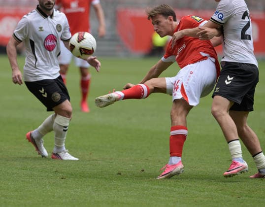 William Böving. fotografiert beim Fußball Testspiel Spiel Mainz 05 gegen den. FC Bournemouth am 15.8.2026 in Mainz. (DFL DFB REGULATIONS PROHIBIT ANY USE OF PHOTOGRAPHS as IMAGE SEQUENCES and or QUASI-VIDEO) *** William Böving takes photos at the Mainz 05 vs. FC Bournemouth soccer exhibition match on August 15, 2026, in Mainz. DFL and DFB regulations prohibit any use of photographs as image sequences and or quasi-video.